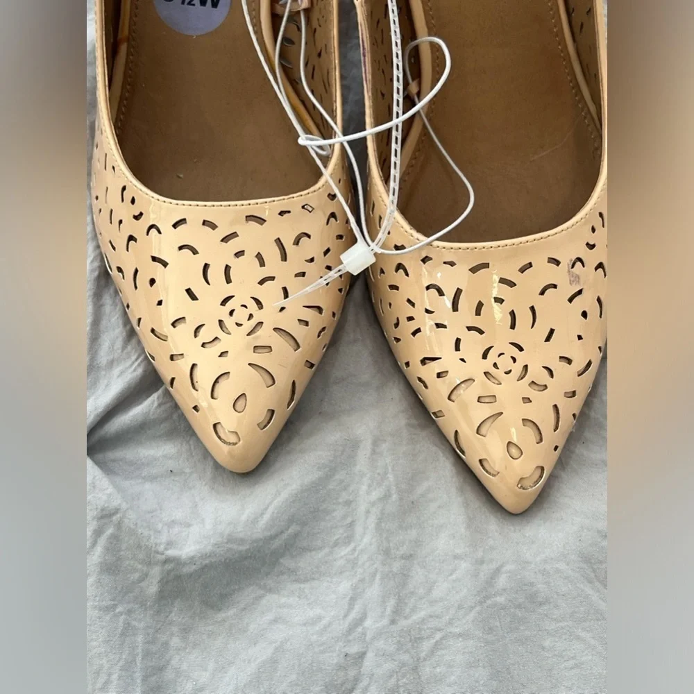 Report Fenestrated pointy toe heels pumps